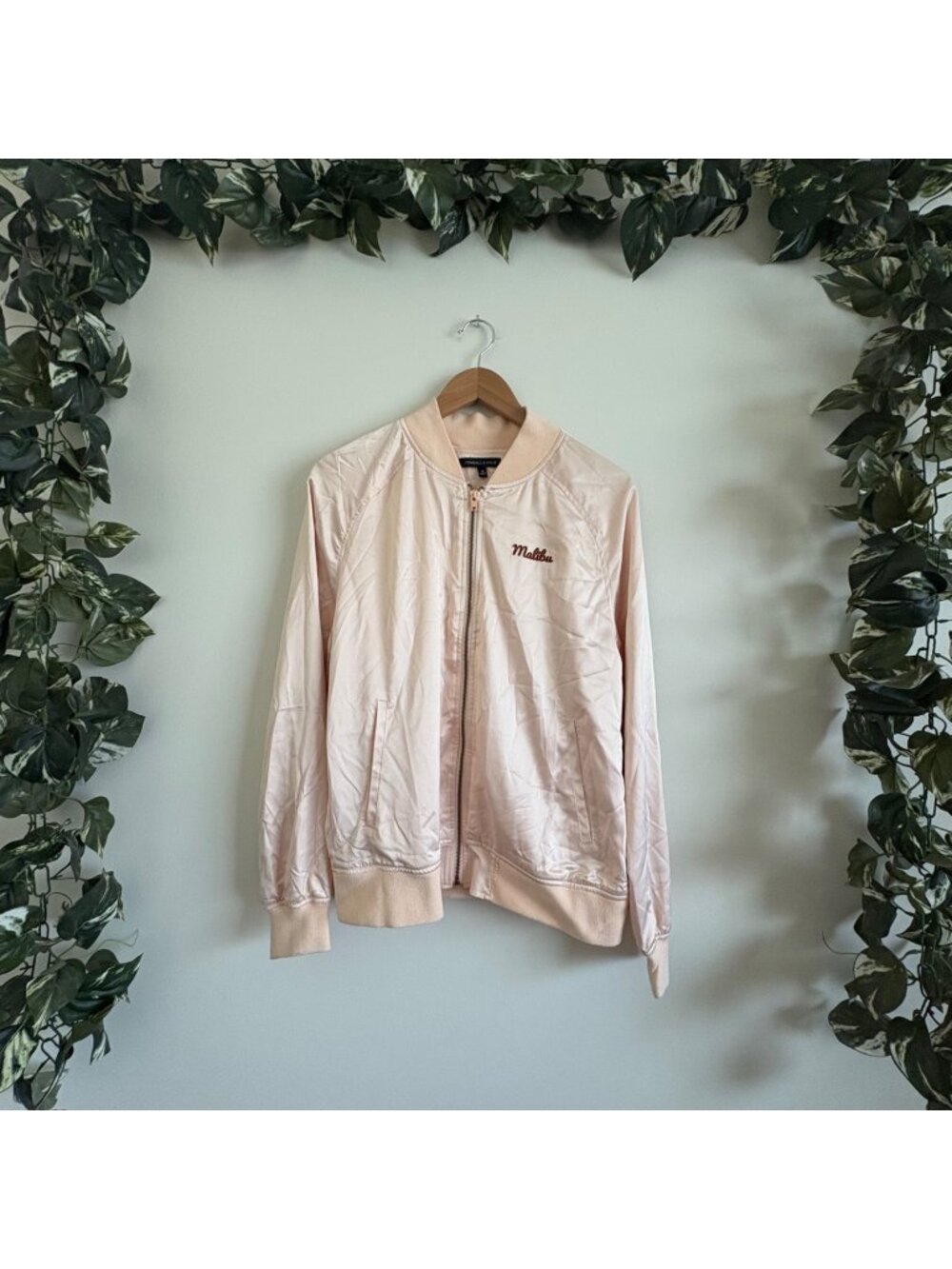 Kendall & Kylie Adventure Awaits In Malibu Bomber Jacket Pink Women’s Sz S